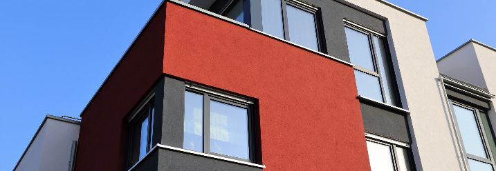Moderne Fassade in rot, weiß, grau
